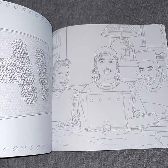 Stranger Things: The Official Coloring Book Season 4 - Picture 5 of 8